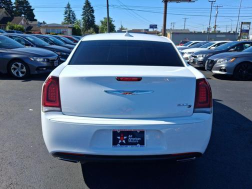Bright White 2018 Chrysler 300 S