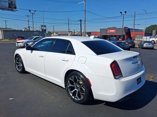 Bright White 2018 Chrysler 300 S