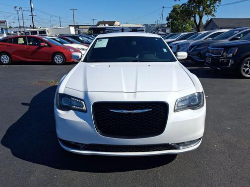 Bright White 2018 Chrysler 300 S