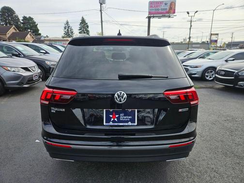 Deep Black Pearl 2021 Volkswagen Tiguan 2.0T SE