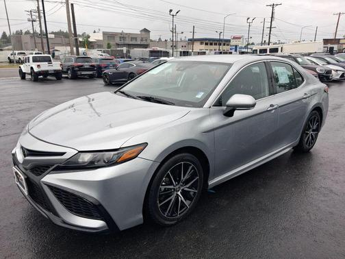 Celestial Silver Metallic 2022 Toyota Camry SE