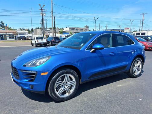 Sapphire Blue Metallic 2017 Porsche Macan Macan Sport Edition