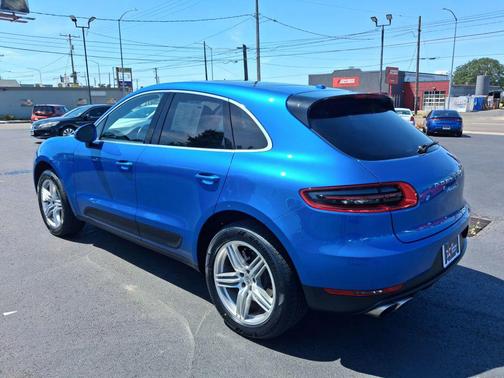Sapphire Blue Metallic 2017 Porsche Macan Macan Sport Edition