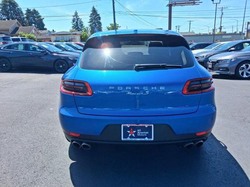 Sapphire Blue Metallic 2017 Porsche Macan Macan Sport Edition