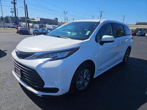 2021 Toyota Sienna LE