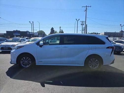 2021 Toyota Sienna LE