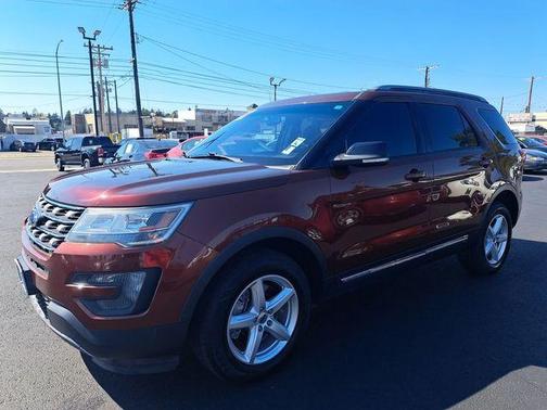 Photo 3 of 22 of 2016 Ford Explorer XLT