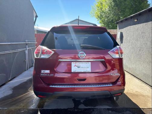 Red 2015 Nissan Rogue SL