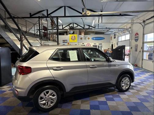 Shimmering Silver 2024 Hyundai VENUE SE