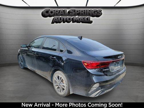 Aurora Black Pearl 2024 Kia Forte LXS
