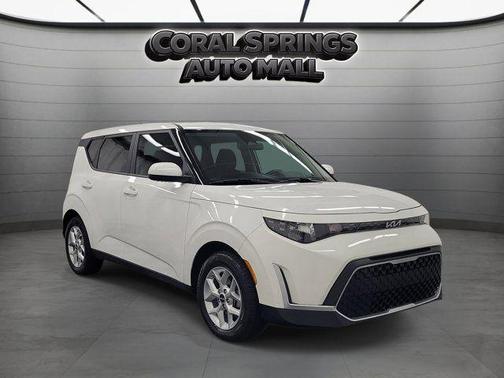 Snow White Pearl 2024 Kia Soul LX