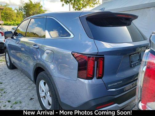 Everlasting Silver 2024 Kia Sorento LX