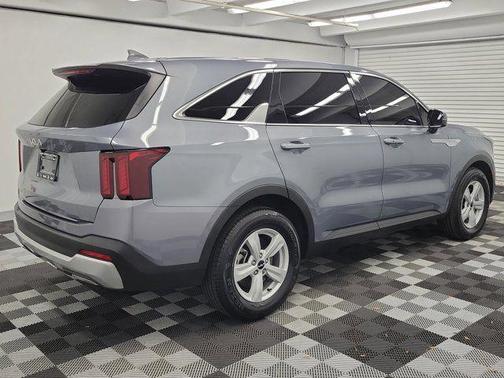 Everlasting Silver 2024 Kia Sorento LX