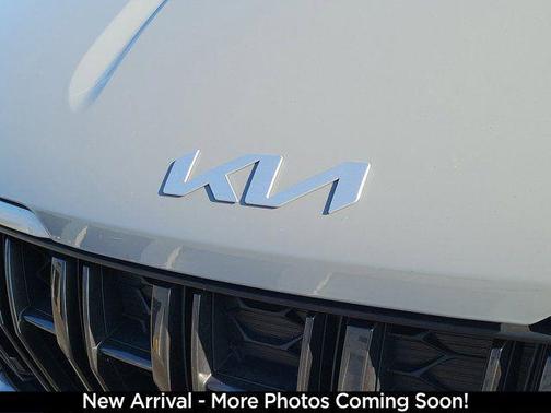 Ceramic Silver 2024 Kia Carnival EX