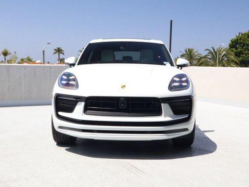 Carrara White Metallic 2026 Porsche Macan Macan
