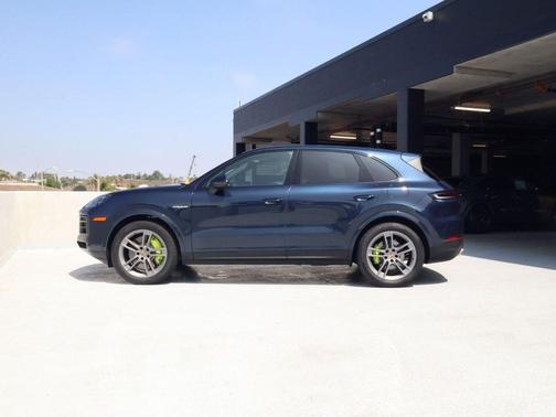 Algarve Blue Metallic 2026 Porsche Cayenne Cayenne E-Hybrid