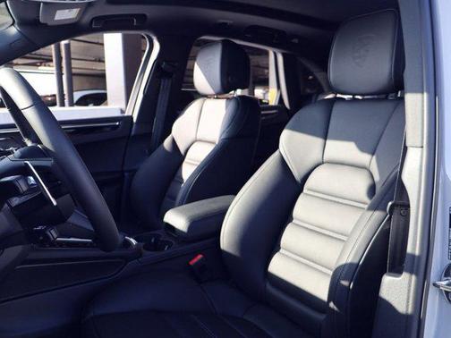 Chalk 2026 Porsche Macan Macan