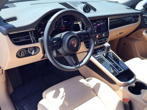 Copper Ruby Metallic 2025 Porsche Macan Macan