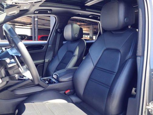 Chalk 2023 Porsche Cayenne Platinum Edition