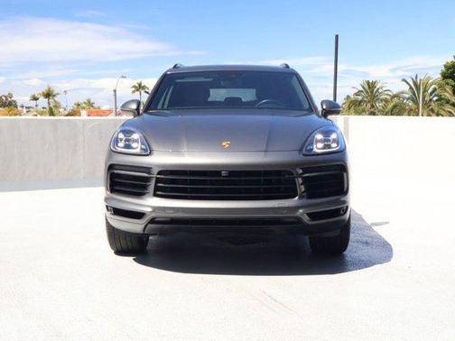 Chalk 2023 Porsche Cayenne Platinum Edition
