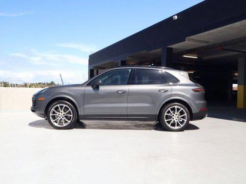 Chalk 2023 Porsche Cayenne Platinum Edition