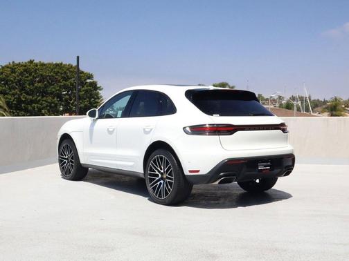 Carrara White Metallic 2022 Porsche Macan Macan