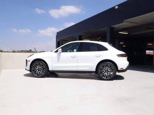Carrara White Metallic 2022 Porsche Macan Macan