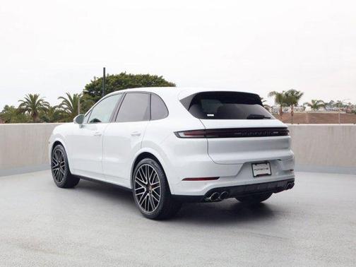 Carrara White Metallic 2026 Porsche Cayenne Cayenne