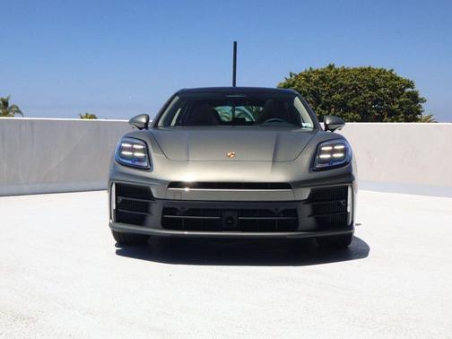 Aventurine Green Metallic 2026 Porsche Panamera 4