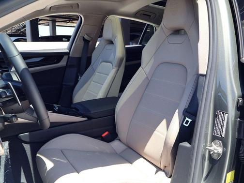 Aventurine Green Metallic 2026 Porsche Panamera 4