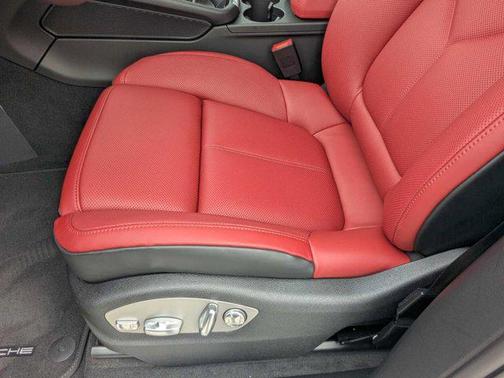 2025 Porsche Macan AWD