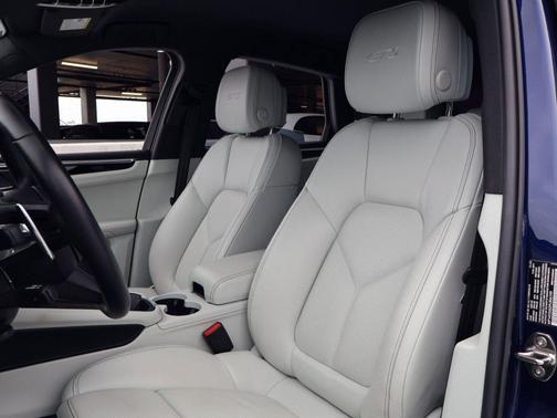Gentian Blue Metallic 2023 Porsche Macan Macan GTS