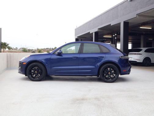Gentian Blue Metallic 2023 Porsche Macan Macan GTS