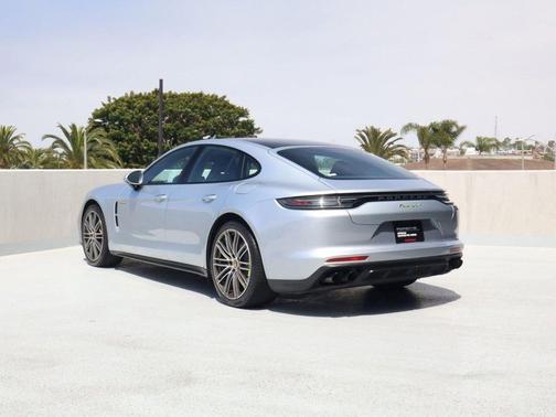 Dolomite Silver Metallic 2023 Porsche Panamera 4