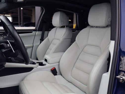 Gentian Blue Metallic 2023 Porsche Macan T