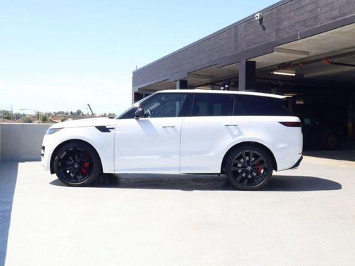 Ostuni Pearl White Premium Metallic 2025 Land Rover Range Rover Sport SE