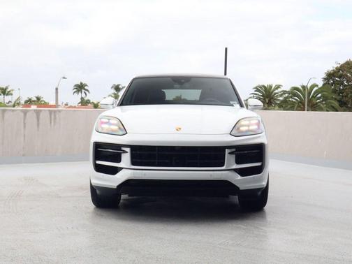 Carrara White Metallic 2026 Porsche Cayenne Cayenne