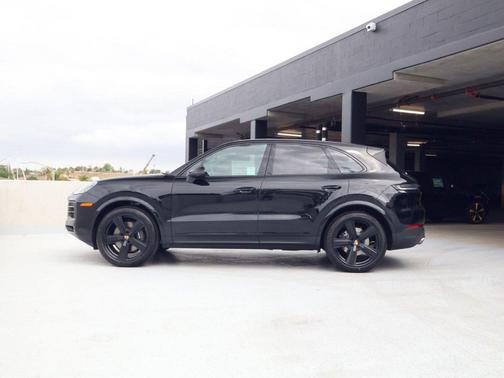 Chromite Black Metallic 2026 Porsche Cayenne Cayenne