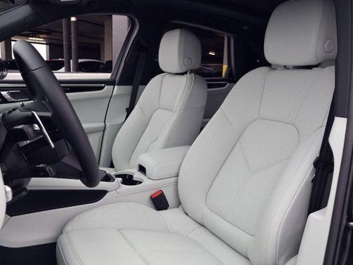 Volcano Grey Metallic 2026 Porsche Macan Macan