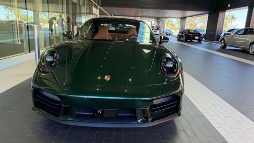 Oak Green Metallic Neo 2026 Porsche 911 Carrera