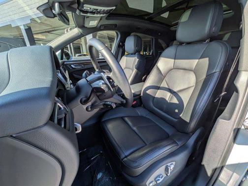 2025 Porsche Macan AWD