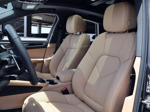 Volcano Grey Metallic 2026 Porsche Macan Macan