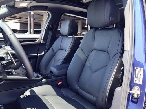 Gentian Blue Metallic 2026 Porsche Macan Macan