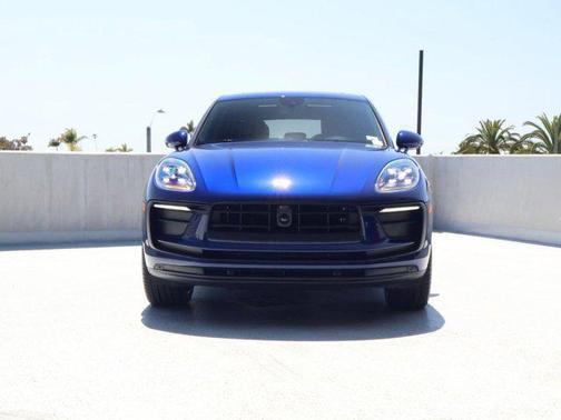 Gentian Blue Metallic 2026 Porsche Macan Macan