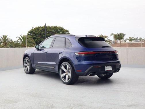 Gentian Blue Metallic 2026 Porsche Macan Macan