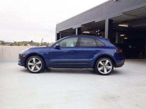 Gentian Blue Metallic 2026 Porsche Macan Macan