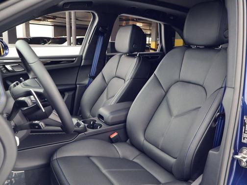 Gentian Blue Metallic 2026 Porsche Macan Macan