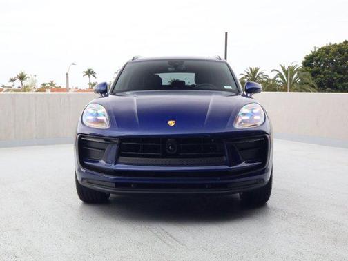 Gentian Blue Metallic 2026 Porsche Macan Macan