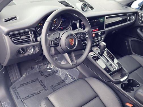 Gentian Blue Metallic 2026 Porsche Macan Macan