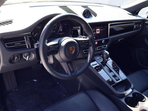 2025 Porsche Macan AWD